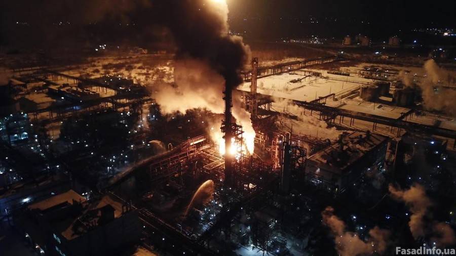 На химическом заводе Карпатнефтехим в Калуше возник крупный пожар